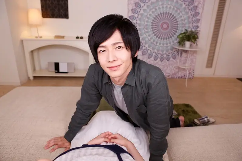 服の上から胸を優しく触れながら甘えてくる夏目哉大