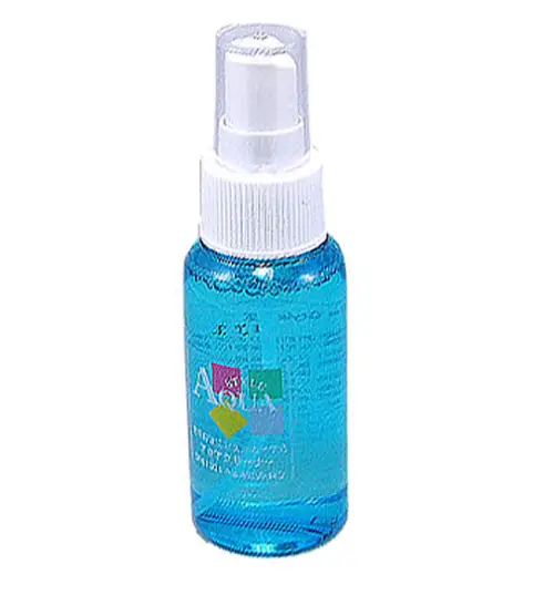 水色のラベルが印象的な除菌スプレー。携帯しやすいミニボトルサイズ