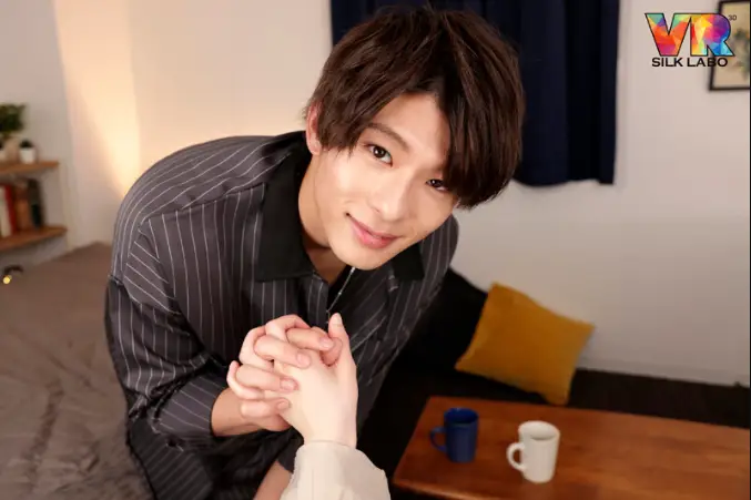 東雲怜弥がやさしく手を取りながら、まっすぐこちらを見つめてくるシーン。