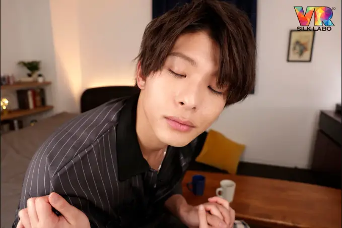 目を閉じた東雲怜弥が、顔を近づけてくるキス寸前のシーン