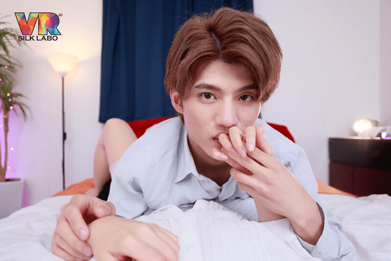 ベッドの上で手を取り、優しくキスを落とす保志健斗。距離感ゼロの甘い視線に、心がとろけそう…♡