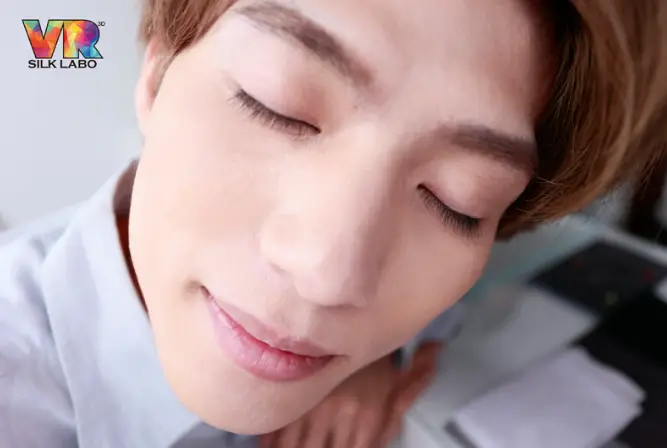 目を閉じてゆっくり近づく、キス寸前のドキドキショット