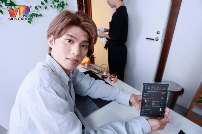 カクテルメニューを見ながら、優しく選んでくれる健斗くん