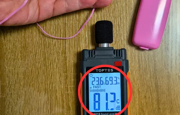 カラーローターEXの動作音をデシベル測定器で測定。最大81.3dBを記録