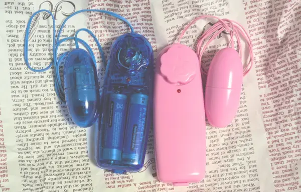 カラーローターEX（ピンク）と新ファンキーローター シングル（ブルー）を並べて比較。色味とデザインの違いが一目でわかる。