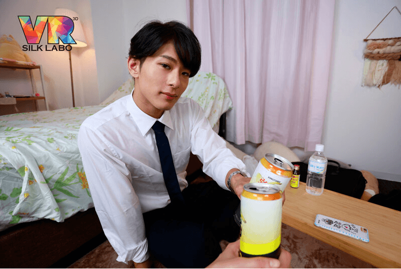 スーツ姿で乾杯をする東雲怜弥