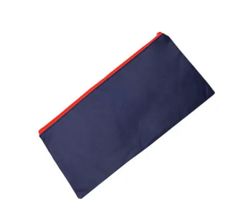 紺色の布製収納ポーチ。中身が透けず安心感のあるシンプルなデザイン