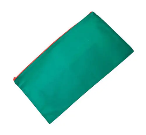 グリーンのファスナーポーチ。軽くて丈夫で、目立ちにくい落ち着いた印象