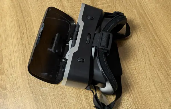 スマホを差し込んで使う2眼タイプのVRゴーグル。立体視に対応した定番スタイル