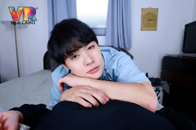 相手の胸に頬を乗せて見つめる林太一さん。安心感に包まれるようなやさしいワンシーン