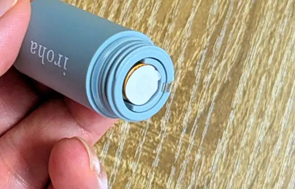 iroha stickの電池挿入部。底面を開けると単四電池1本で簡単にセットできる構造になっている