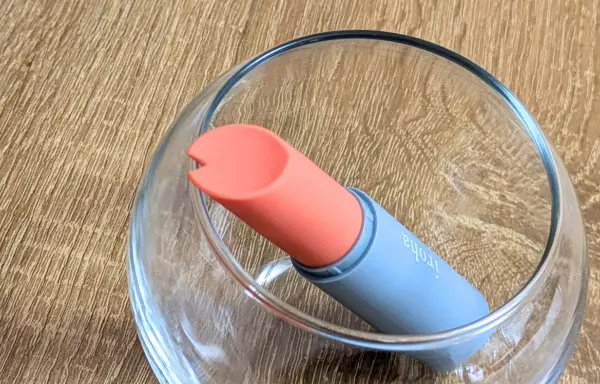 iroha stickの先端を斜めから撮影。V字型のくぼみが光の陰影で強調され、フィット感や刺激ポイントがイメージしやすい構図