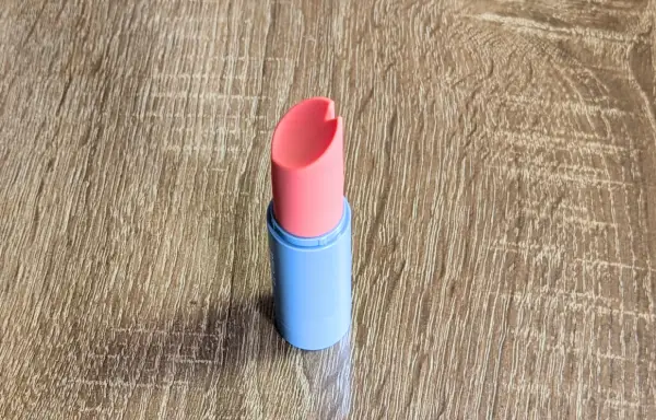 iroha stickの先端を真上から撮影した写真。リップ型のヘッド中央にあるくぼみの形状が確認できる