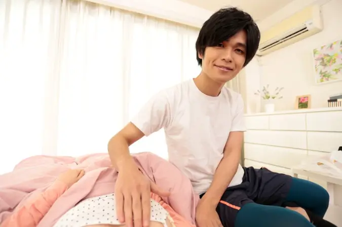 お腹の上にやさしく手を置いて微笑む及川大智くん。そっと寄り添うような愛情たっぷりの看病シーン