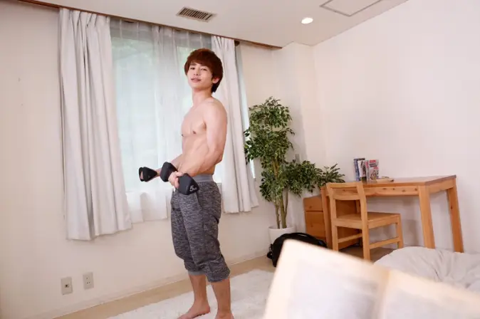 ダンベルを持ってドヤ顔の北野翔太。引き締まったカラダと年下彼氏の得意げな笑顔がたまらない♡