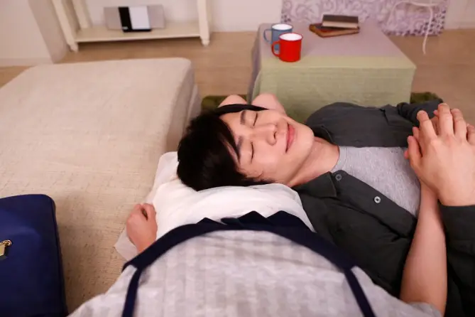 膝枕で気持ちよさそうに目を閉じる夏目哉大。信頼しきった表情に胸がきゅん♡