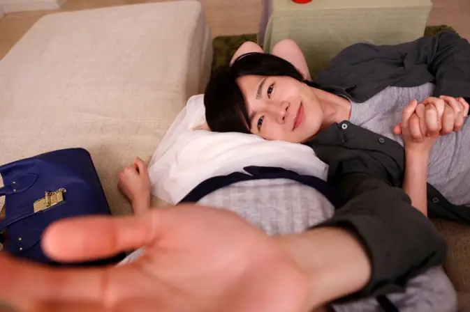 手を伸ばしてくる夏目哉大。膝の上でくつろぐ甘えん坊モードが可愛すぎる♡