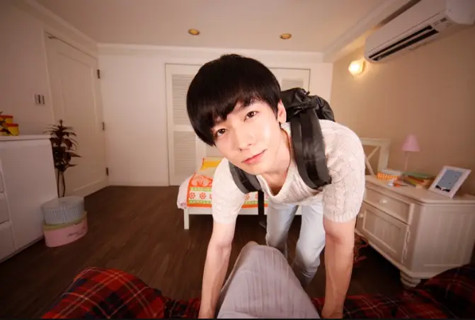 夏目哉大が近づき、介抱を始めるVR視点シーン。優しく覗き込む表情がドキドキ感を演出している